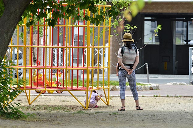 小さな公園でくつろぐお母さんと子供