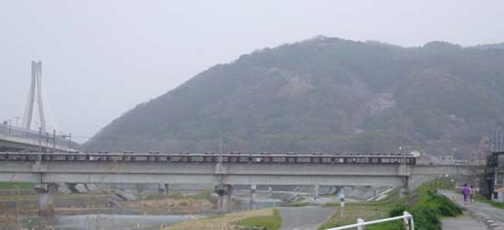 黄砂にかすむ五月山