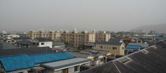 黄砂で六甲山が見えません。