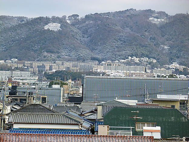 うっすらと雪化粧をした五月山
