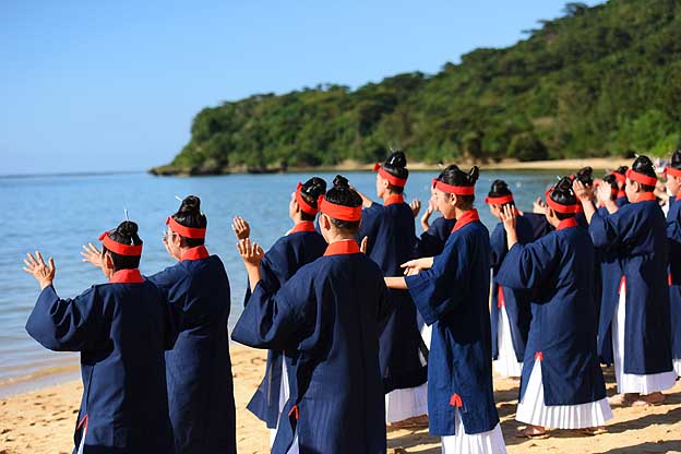 パーリャを浜で応援する女性たちの写真